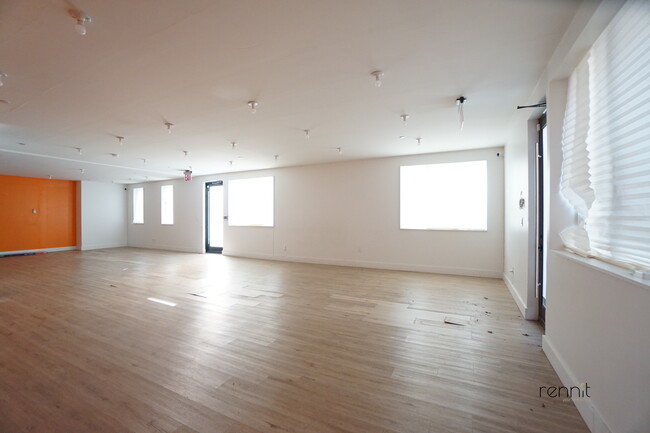 799 E 34th St in Brooklyn, NY - Building Photo - Interior Photo