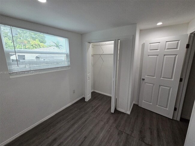 2521 NW 32nd St in Miami, FL - Building Photo - Building Photo
