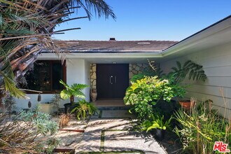 1166 Las Pulgas Pl in Los Angeles, CA - Building Photo - Building Photo