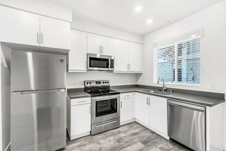 1249 W 39th Pl in Los Angeles, CA - Building Photo - Building Photo