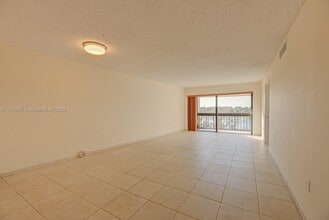 10288 NW 9th St Cir in Miami, FL - Building Photo - Building Photo