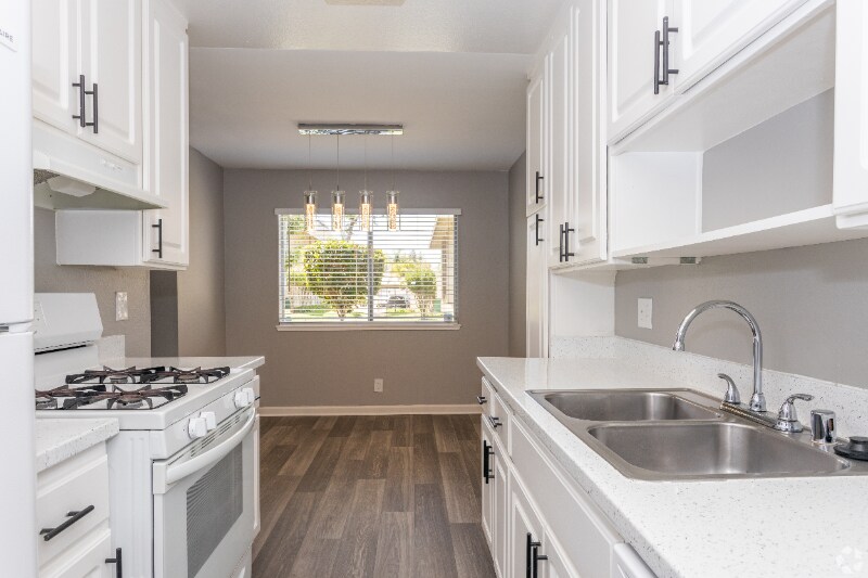 1125 N Broadway in Escondido, CA - Building Photo