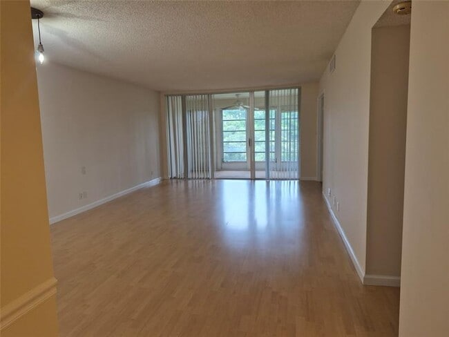 3151 S Palm Aire Dr in Pompano Beach, FL - Foto de edificio - Building Photo