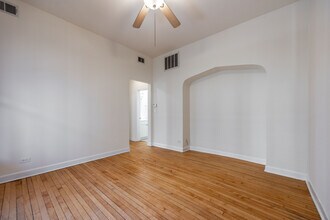 2132 W Concord Pl, Unit 1 in Chicago, IL - Building Photo - Building Photo