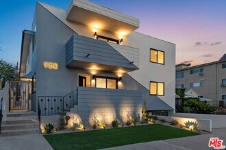 950 Havenhurst Dr in West Hollywood, CA - Building Photo - Building Photo