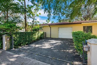 1170 S Alhambra Cir in Coral Gables, FL - Building Photo - Building Photo