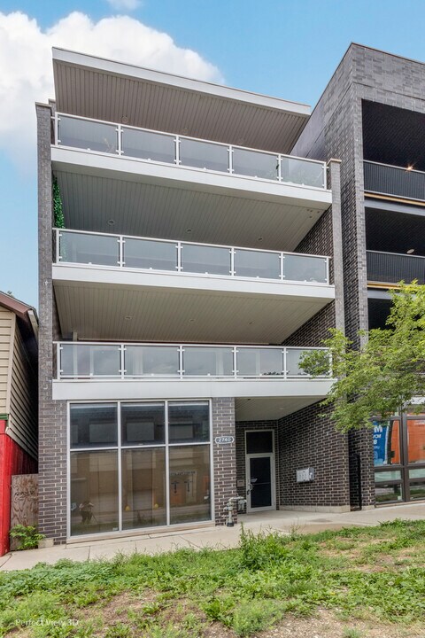 2740 W Chicago Ave in Chicago, IL - Building Photo