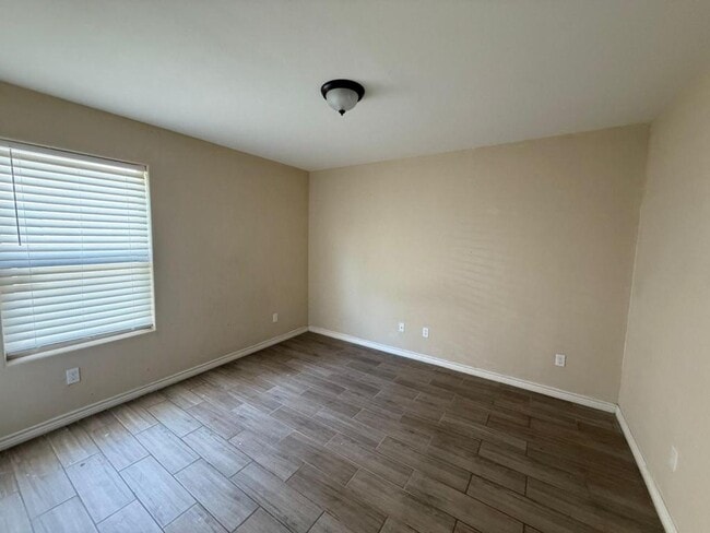303 E Eisenhower Ave in Alton, TX - Building Photo - Building Photo