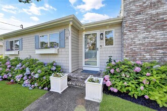 16 Whiting Rd in East Quogue, NY - Building Photo - Building Photo