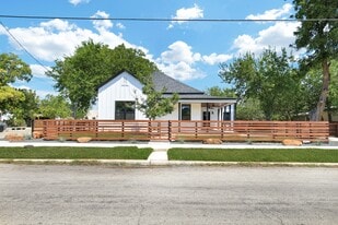 2425 Monterey St in San Antonio, TX - Building Photo