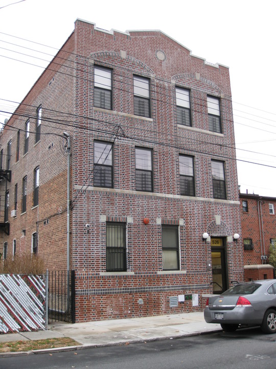 526 Elton St in Brooklyn, NY - Building Photo