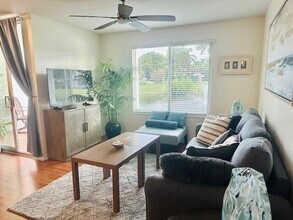 402 Villa Cir in Boynton Beach, FL - Building Photo - Building Photo