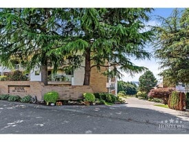 1350 Vidal St in White Rock, BC - Building Photo