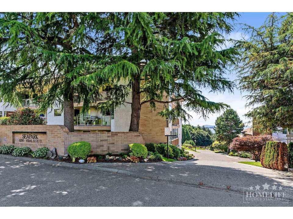 1350 Vidal St in White Rock, BC - Building Photo