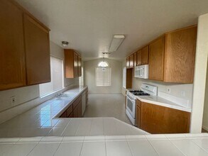 747 Savignon Blanc Ct in Los Banos, CA - Foto de edificio - Building Photo