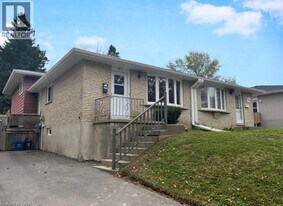 121 Markwood Dr in Kitchener, ON - Building Photo