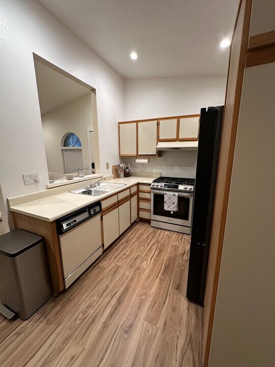 7130 Woodlake Ave in Los Angeles, CA - Building Photo