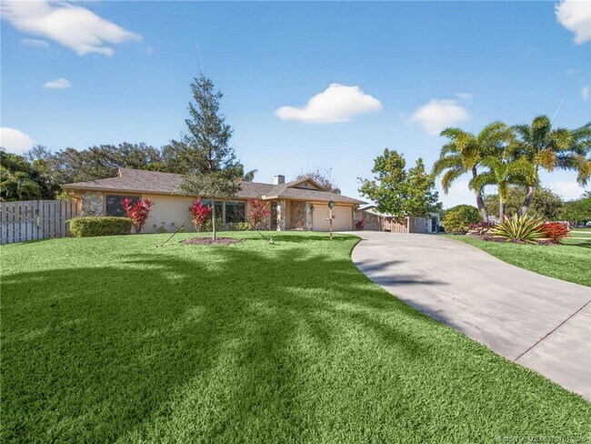 3055 SE Glasgow Dr in Stuart, FL - Building Photo - Building Photo