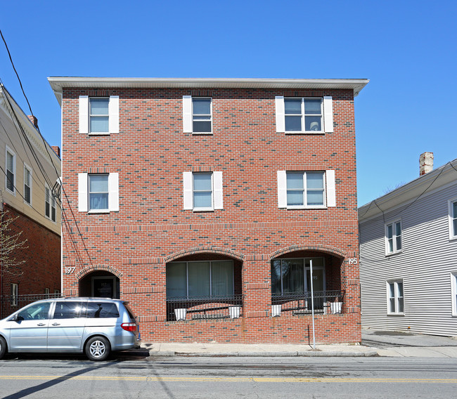 195-197 Newton St in Waltham, MA - Foto de edificio - Building Photo