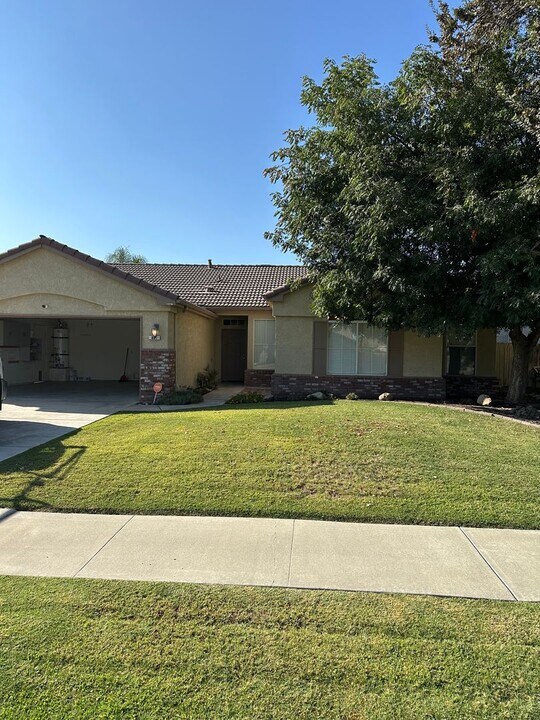 861 Woodridge Cir in Lemoore, CA - Building Photo