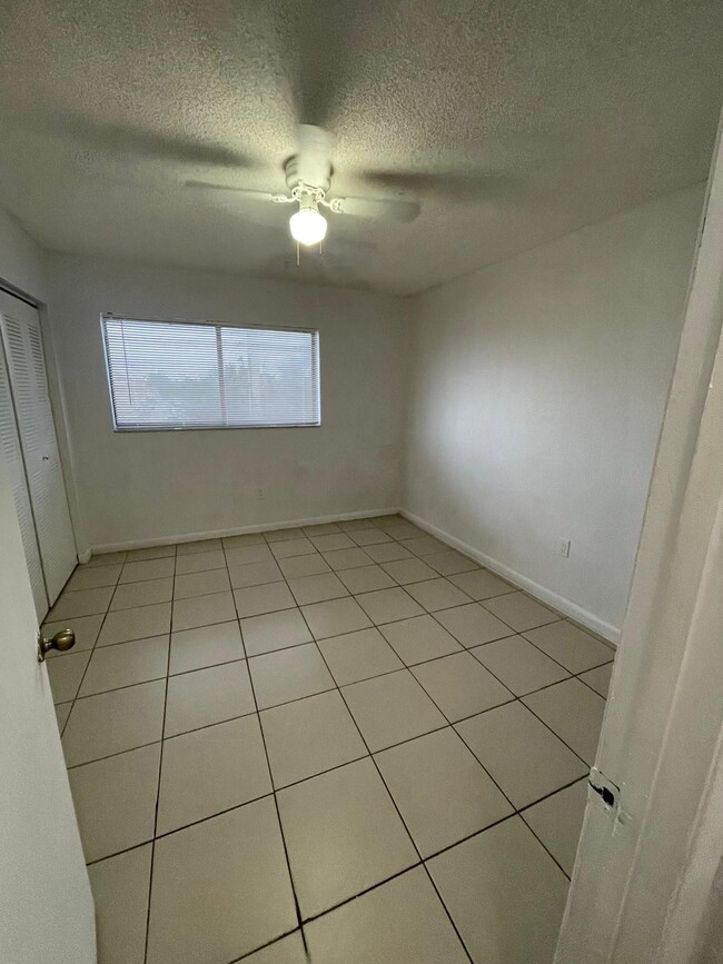 230 W 68th St, Unit 210 in Hialeah, FL - Foto de edificio - Building Photo