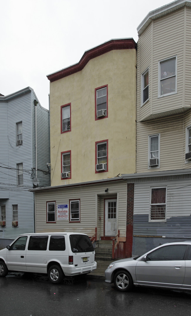 88 4th St in Passaic, NJ - Foto de edificio - Building Photo