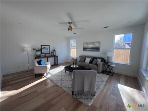 442 E North St in New Braunfels, TX - Building Photo - Building Photo