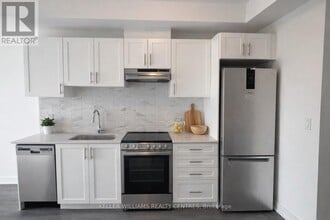 705 Davis Dr in Newmarket, ON - Building Photo - Building Photo