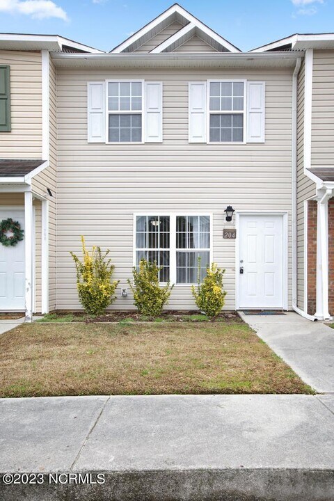 204 Pinegrove Ct in Jacksonville, NC - Building Photo
