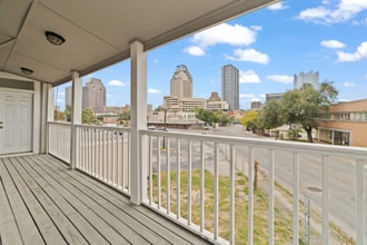 620 N Flores St in San Antonio, TX - Foto de edificio - Building Photo