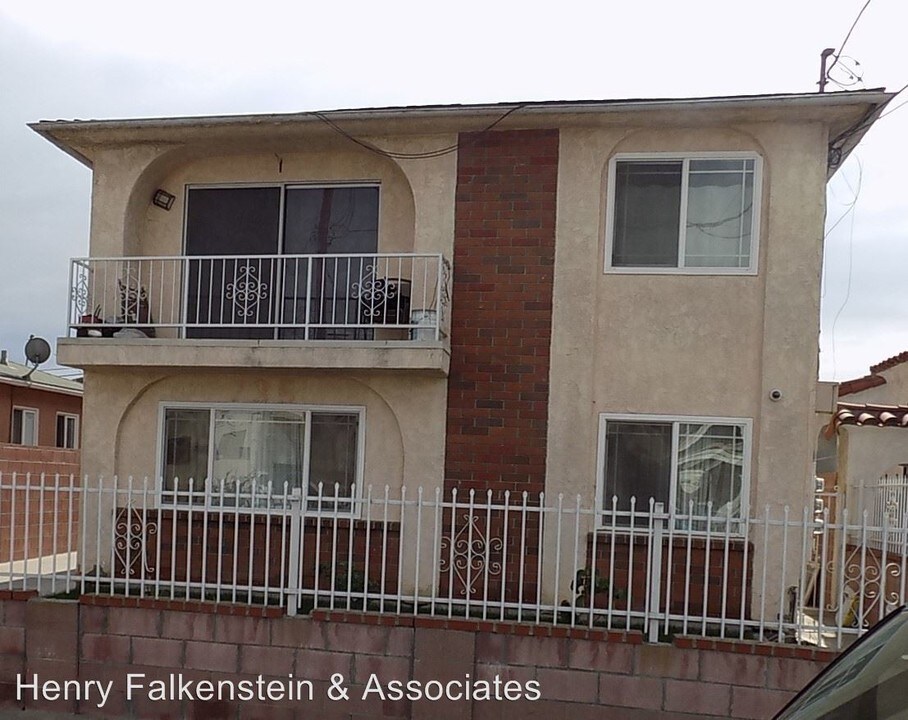 735 W 17th St in Los Angeles, CA - Building Photo