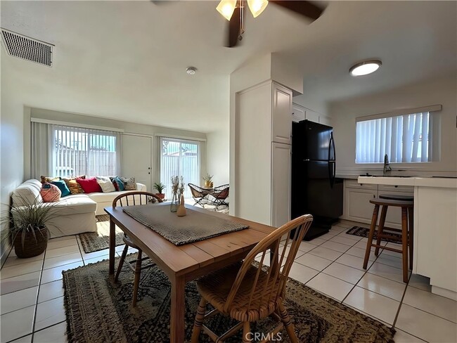 51049 Eisenhower Dr, Unit 2 in La Quinta, CA - Foto de edificio - Building Photo