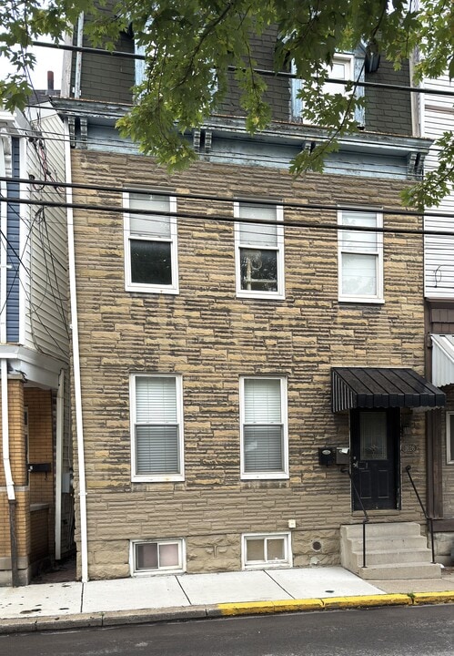 1626 Lowrie St, Unit 1 in Pittsburgh, PA - Foto de edificio