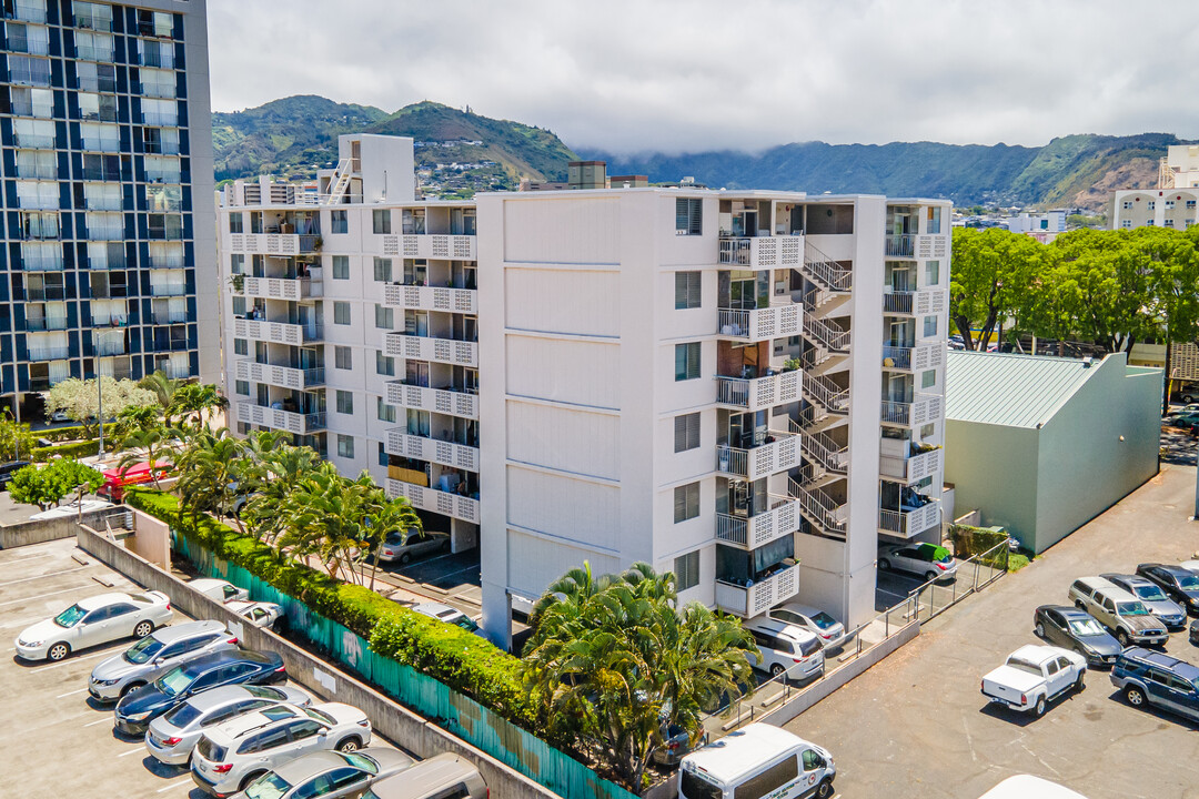 Holiday Terrace in Honolulu, HI - Building Photo