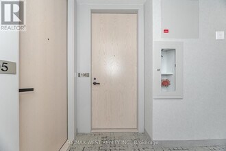 28 Interchange Wy in Vaughan, ON - Building Photo - Building Photo