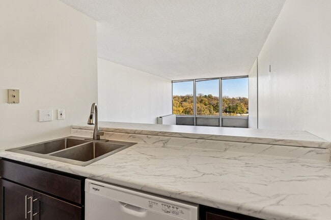Thornton Place Apartments in Minneapolis, MN - Building Photo - Interior Photo