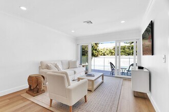 211 Miraflores Dr in Palm Beach, FL - Building Photo - Building Photo