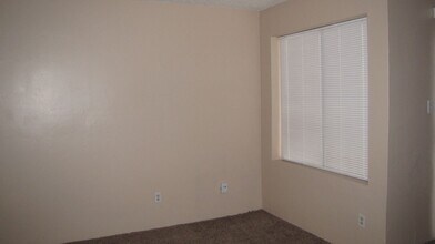 4613 Country Pl Ln in Bakersfield, CA - Foto de edificio - Building Photo