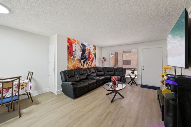 Las Casitas Apartments in Glendale, AZ - Foto de edificio - Building Photo