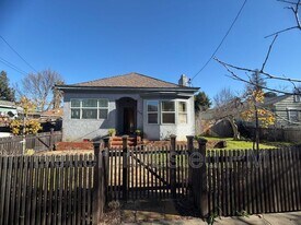 559 N Oak St in Ukiah, CA - Building Photo