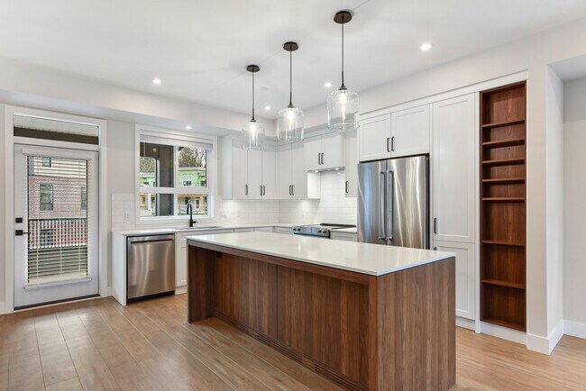 45000-45000 Campus Dr in Chilliwack, BC - Building Photo - Building Photo
