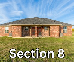 2826 Jerry Mashek Dr in West, TX - Building Photo