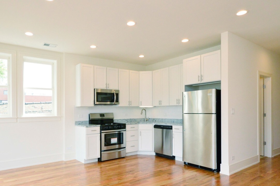 2235 N Clybourn Ave-Unit -4 in Chicago, IL - Building Photo