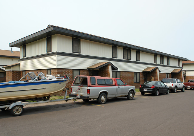 613-623 Roosevelt Ave in Superior, WI - Foto de edificio - Building Photo