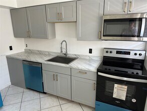 9033 Harding Ave, Unit 4 in Surfside, FL - Foto de edificio - Building Photo