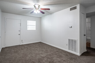 Regency Arms Apartment Homes in Pine Bluff, AR - Building Photo - Interior Photo