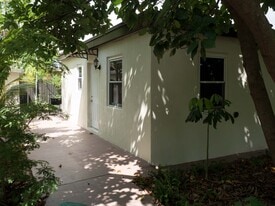 570 SW 72nd Ct in Miami, FL - Building Photo