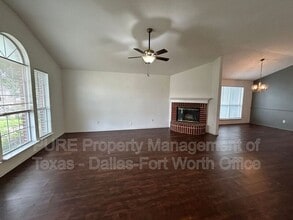 5945 Ravenya St in Fort Worth, TX - Foto de edificio - Building Photo