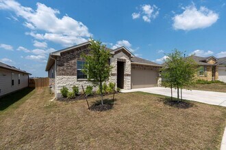 381 Evergreen Sumac Lp in Kyle, TX - Foto de edificio - Building Photo