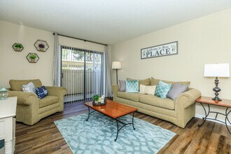 Lake Ridge Apartments in Fresno, CA - Foto de edificio - Building Photo